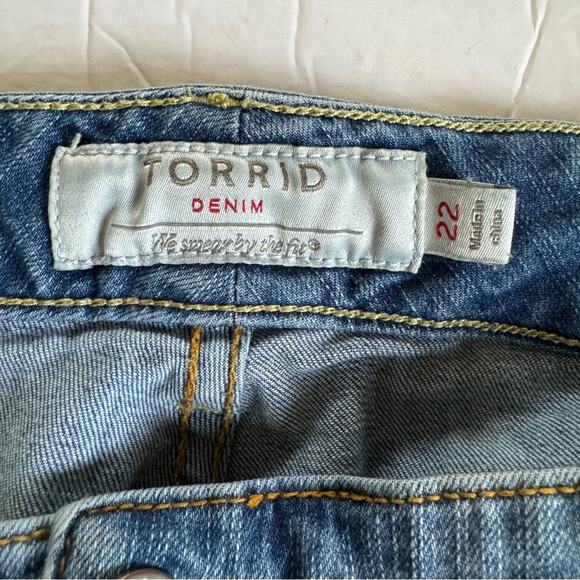 Torrid Shorts Women's 22 Denim Light Wash Long Bermuda Jean - Picture 9 of 10